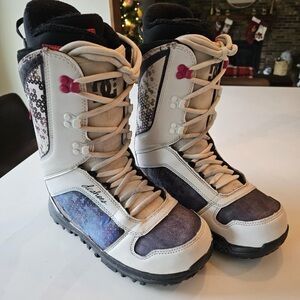 DC women’s snowboard boots size 8